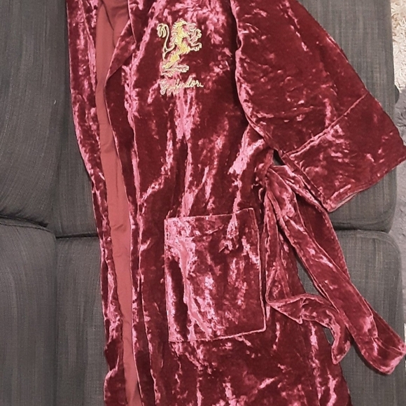 Gryffindor Burgundy Velvet Robe Harry Potter Gryffindor Robe - Pottery Barn Teen - Picture 5 of 7